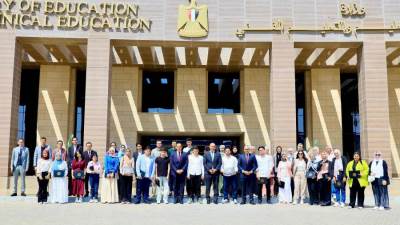 وزير التعليم يكرم أوائل الثانوية العامة ويشيد بتفوقهم وتميزهم 