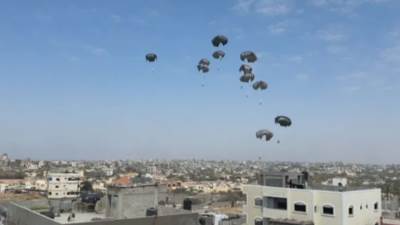 الإمارات تنفذ عملية الإسقاط الجوي 63 للمساعدات على غزة