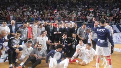 وزير الرياضة يحتفل  في الملعب مع منتخب الناشئين بالتاهل لربع نهائي مونديال اليد