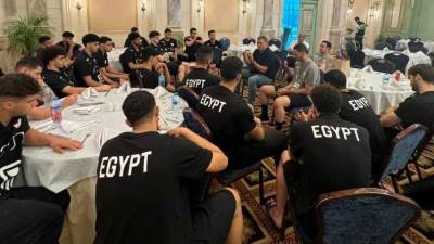 جلسة تحفيزية لخالد فتحي مع منتخب ناشئي اليد قبل مواجهة أيسلندا بالمونديال