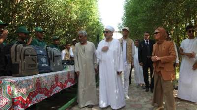 شيخ الأزهر يشارك التلاميذ فرحتهم خلال إطلاق بيت الزكاة والصدقات حملة «إلى المدرسة»