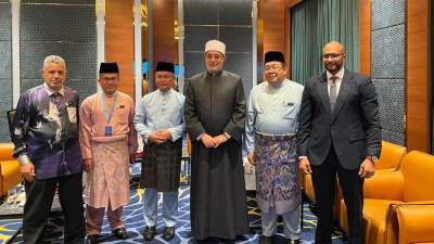 مفتي الجمهورية يلتقي وزير الشؤون الدينية بماليزيا لبحث تعزيز التعاون في مجالات الفتوى ومواجهة التحديات الفكرية المعاصرة