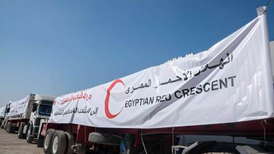الهلال الأحمر يدفع نحو 155 شاحنة تحمل أكثر من 2400 طن مساعدات إنسانية عاجلة
