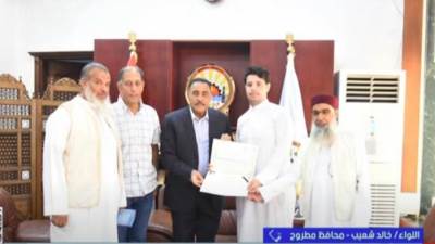 محافظ مطروح يكرم الشاب محمد السلوي بعد إعادة مبلغ مالي لأسرة من ضحايا حادث قطار الضبعة