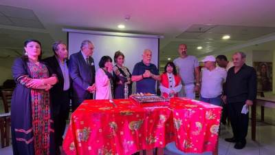 عرض مسرحي غنائي وتورتة احتفال.. عامان من الوفاء في دار إقامة الفنانين