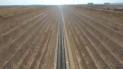 شق الجبال وتركيب القضبان.. تقدم مذهل في مشروع القطار السريع