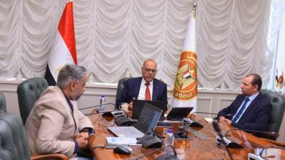 وزير العمل يعقد إجتماعًا مع مديري المديريات.. ويوجه بتكثيف حملات التفتيش على تراخيص عمل الأجانب