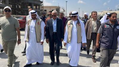 وفد إماراتي رفيع المستوى يستقبل سفينة مساعدات من أبو ظبي في ميناء العريش