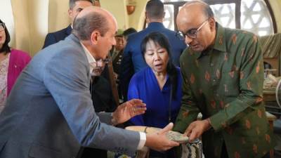 الرئيس السنغافوري يبدأ زيارته الرسمية لمصر بزيارة مركز الحرف بالفسطاط ويبدي إعجابه بالفنون التراثية