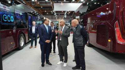 سفير مصر في بلجيكا يتفقد جناح "جيوشي" لصناعة وسائل النقل بمعرض Busworld 2025 ويشيد بقدرات الصناعة المصرية