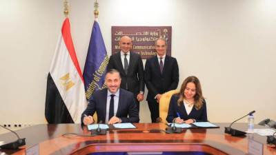 وزيرا "  التعليم "  و " الاتصالات " يشهدان توقيع يروتوكول لتنفيذ برنامج عالمي بمدارس we علي مستوي الجمهورية