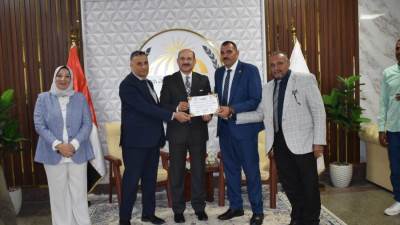 جامعة مدينة السادات تُكرم شعبان حجازي موظف العام المثالي