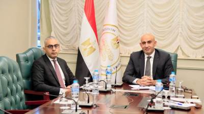 وزير التعليم يعقد اجتماعًا مع مديري ووكلاء المديريات التعليمية لمتابعة انتظام سير الدراسة وتطبيق معايير الجودة والانضباط داخل المدارس