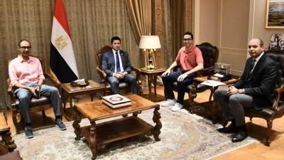 وزير الرياضة يلتقي لاعب منتخب السلاح محمد حمزه ويطمئن علي البرنامج العلاجي الخاص به