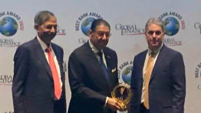 هشام عز العرب يتسلم جائزة الإنجاز مدى الحياة من مؤسسة جلوبال فاينانس