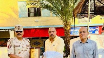 "النجار" يكرم الجنرال تقديرًا لجهوده في تطوير مدرسة الجيزة الثانوية الكهربية