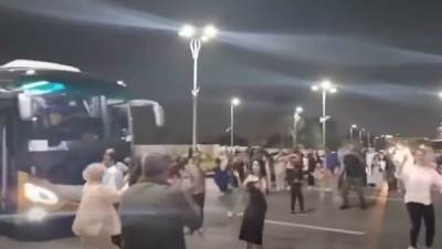 شاهد.. على الأغاني الوطنية.. السياح اتحمسوا ورقصوا في قلب الشارع قدام الأهرامات!