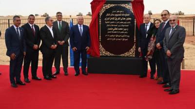 الفريق كامل الوزير وسير محمد منصور يضعان حجر أساس المصنع الجديد للسيارات