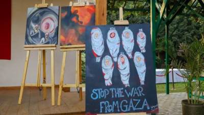 السفير التركى يعرض أعمال الفنانة الغزوية فايزة ضمن فعالية ”تحيا غزة”