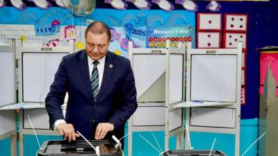 رئيس هيئة الاعتماد والرقابة الصحية يدلي بصوته في انتخابات مجلس النواب 2025