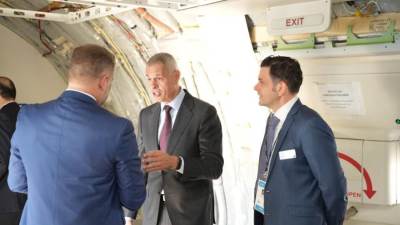 رئيس القابضة لمصر للطيران في زيارة تفقدية لطائرة Boeing 777X أثناء مشاركتها في العرض الثابت بمعرض دبي للطيران 2025