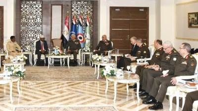 وزير الدفاع ورئيس الأركان يعقدان لقاءات ثنائية على هامش إيديكس - 2025