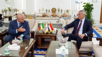 رئيس الشركة القابضة لمصرللطيران يلتقي سفير إيطاليا بالقاهرة لبحث تعزيز التعاون وزيادة الرحلات بين البلدين