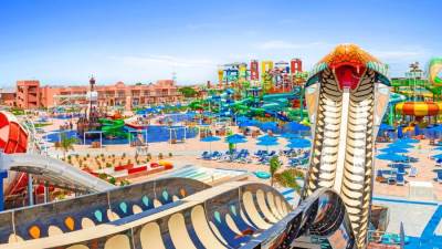 احتفالا بعيد ميلادها الثالث.. ظهور «الكينج كوبرا» كحارس لأكبر مدينة العاب ترفيهية بالغردقة يجذب الأنظار