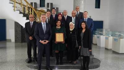 رئيس مصر للطيران يكرم داليا المراغي ويهديها درع الشركة تقديراً لمسيرتها المهنية