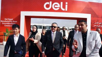 رئيس الهيئة العامة للإستثمار يشارك في وضع حجر الأساس لقاعدة مصنع "ديلي إيجيبت" للأدوات المكتبية بمدينة العاشر من رمضان.