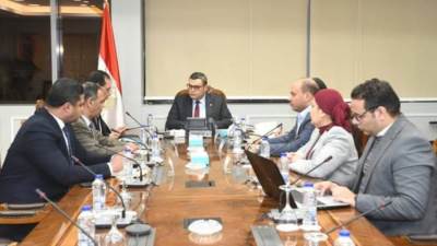 وزير الإسكان يتابع مع "الشركة الوطنية الطرق" ملفات العمل المشترك وأوجه التعاون