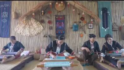 حرفيون شباب يعيدون إحياء مهارة النسيج التقليدي لشعب ليّ في هاينان