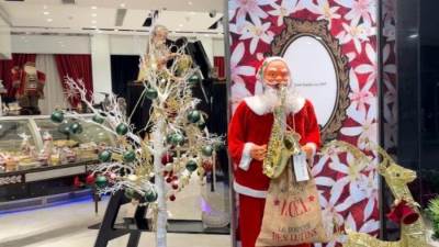 مطار القاهرة يتزين ويرفع درجة الاستعداد لاستقبال أعياد الكريسماس والعام الجديد 2026