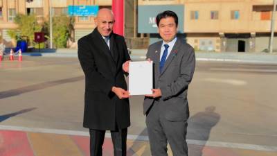 وزير التعليم يصطحب نظيره الياباني لتفقد "محور شينزو آبي"..ويُسلّمه رسالة شكر وتقدير من فخامة الرئيس إلى أسرة رئيس الوزراء الياباني الراحل