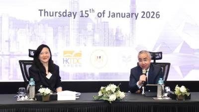 هيئة الاستثمار ومجلس تنمية تجارة هونج كونج يبحثان فرص الاستثمار في قطاع الغزل والنسيج