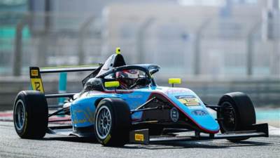 سائق ياس هيت آدم الأزهري يستهدف أداءً قويًا في افتتاح بطولة فورمولا 4 الإمارات على حلبة مرسى ياس