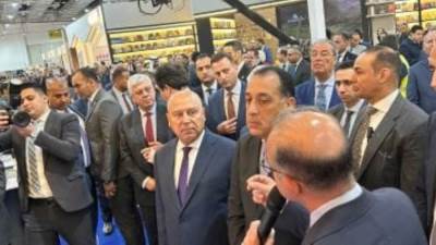 مدبولى يتفقد أجنحة رومانيا والبنك المركزى والرقابة الإدارية بمعرض الكتاب