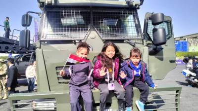 أطفال مصر يرفعون العلم في معرض الشرطة السنوي.. رسالة وفاء وعاطفة في عيد الشرطة الـ74