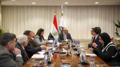  وزير قطاع الأعمال العام يبحث مع مستثمرين أتراك في صناعة الملابس فرص التعاون