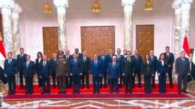 الرئيس عبد الفتاح السيسى يلتقط صورة تذكارية مع الحكومة المصرية الجديدة