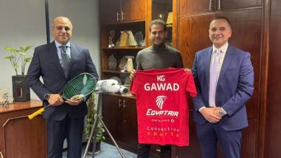مصر للطيران توقّع بروتوكول رعاية بطل الاسكواش العالمي كريم عبد الجواد