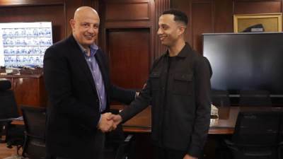 عامل بمطار سفنكس الدولي يُعيد حقيبة مليئة بالأموال ويحظى بتقدير الإدارة