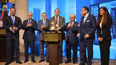 البورصة المصرية تقرع الجرس بحضور عدد من الوزراء احتفالا بتتويج التجارى الدولى كأفضل بنك في أفريقيا