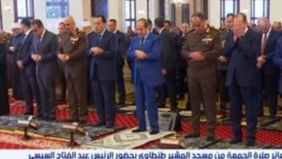 الرئيس السيسى يؤدى صلاة الجمعة بمسجد المشير فى ذكرى العاشر من رمضان