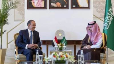 فيصل بن فرحان وبدر عبدالعاطي يناقشان جهود تعزيز أمن واستقرار المنطقة