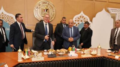 وزيرا الكهرباء والبترول يشاركان فريق العمل إفطارهم الجماعي لمتابعة خطة تأمين وقود محطات الكهرباء