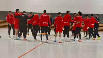 منتخب اليد يخوض مرانه الأول في ألمانيا استعدادًا لمواجهة الماكينات الخميس وديا