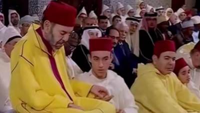 بالفيديو... لفتة ود تجمع الملك محمد السادس والأمير مولاي الحسن خلال حفل ليلة القدر