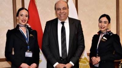 وزير الطيران المدني يثمن أداء واحترافية مضيفتين جويتين من مصر للطيران تقديرًا لتصرفهما الإنساني المُشرف على متن إحدى الرحلات الجوية