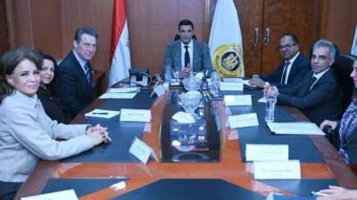 وزير الصناعة يبحث مع الأوروبي لإعادة الإعمار والتنمية برامج البنك في مصر